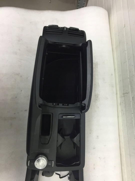 MERCEDES C W204 ACCOUDOIR TUNNEL CENTRAL A2046800150
