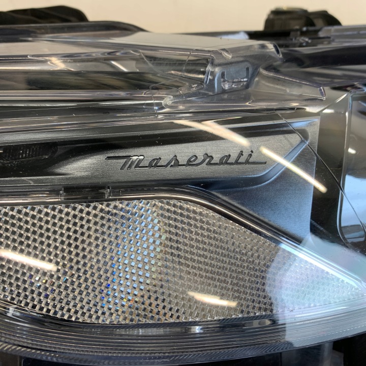 CAPOT PARE-CHOCS AILES PHARES COURROIE C820 JEU AVANT MASERATI LEVANTE M161 18R