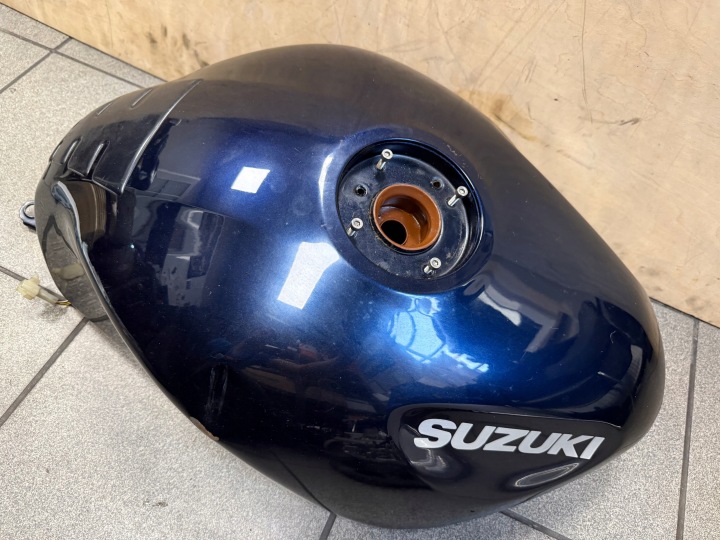 SUZUKI GSF 1200 BANDIT AVEC RÉSERVOIR CARBURANTS