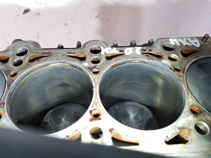 BAS MOTEUR BLOC ARBRE PISTONS VW TOURAN GOLF V AUDI A3 2.0 FSI AXW