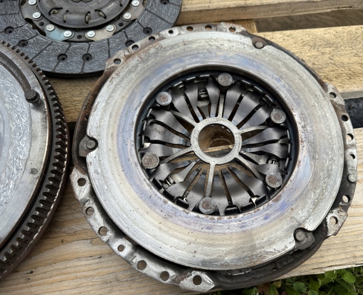 EMBRAYAGE DOUBLE VOLANT 2.0 16V 6 VITESSE LUK ENSEMBLE 415024110 BKD BKP