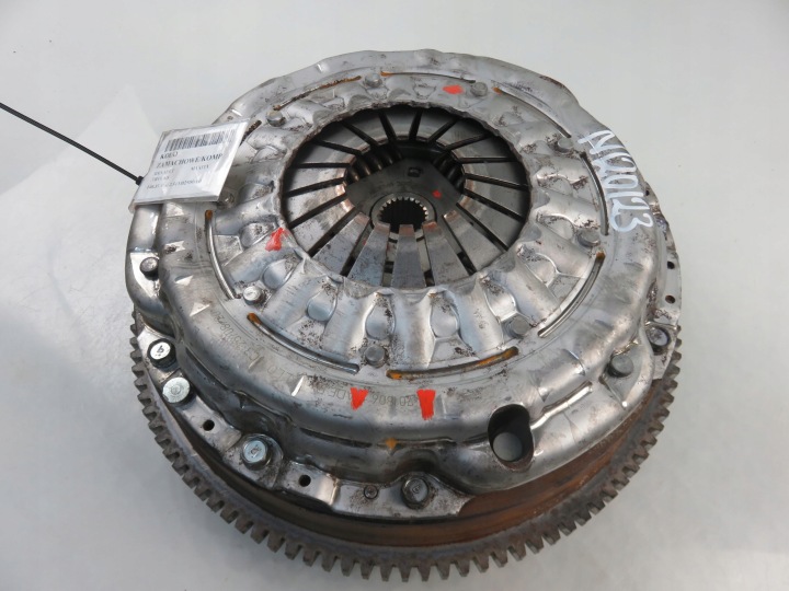 VOLANT D'INERTIE EMBRAYAGE CABSTAR MAXITY 2.5 701806 701808