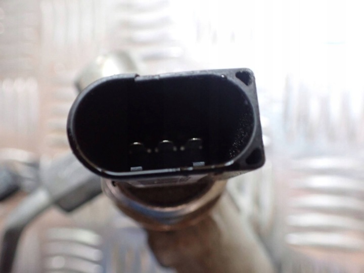 MOULURE INJECTION AVEC CAPTEUR AUDI A4 S4 B8 8K 05A906051