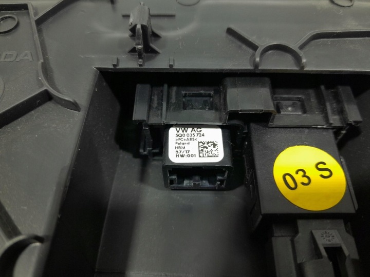SKODA RAPID LIFT PROTECTION TABLEAU DE BORD CONSOLES PRISE USB 5JB857367B