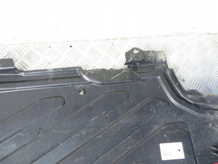 MERCEDES C-KLASA W205 PROTECTION CHÂSSIS INFÉRIEURE DROITE A2056842000 13-
