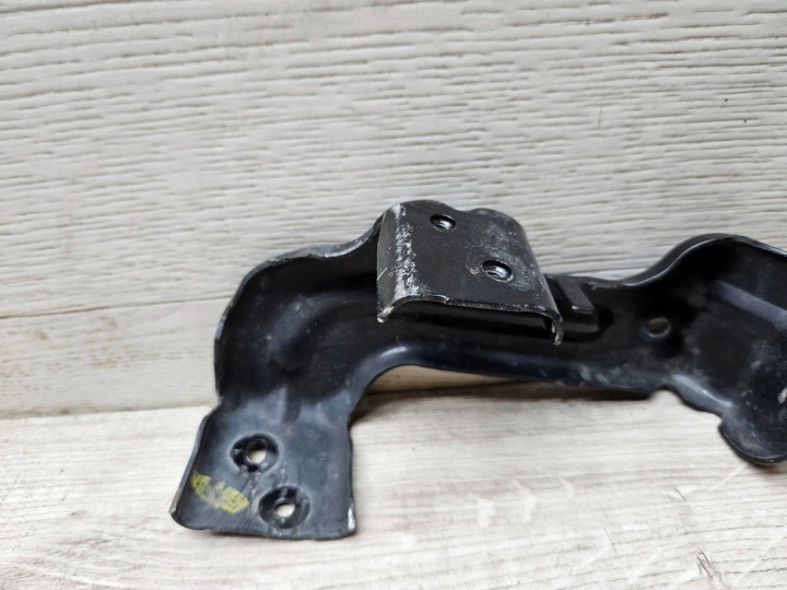 FIXATION GARDE-BOUE AVANT CÔTÉ DROITE NISSAN NAVARA D23 NISSANNAVARA