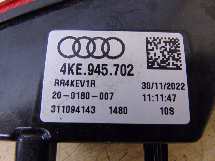 RÉFLECTEUR PARE-CHOCS DROIT ARRIÈRE AUDI E-TRON 4KE945702