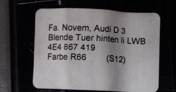 MOULURE PORTES GAUCHE ARRIÈRE A8 S8 D3 LONG 4E4867419N 3J3