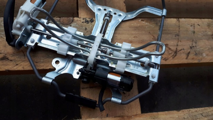 A5 8W PODPARCIE LEDZWI CHÂSSIS 3Q0881879G