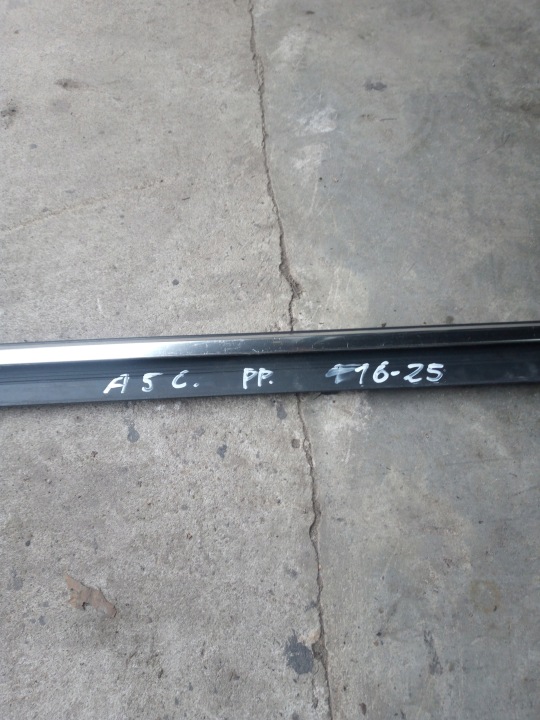 MOULURE CHROME PORTES DROIT AVANT AUDI A5 8T0853284C
