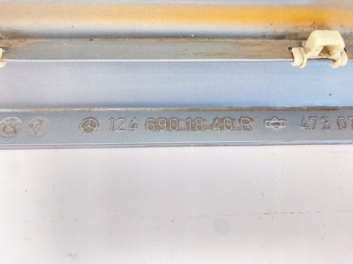 LARGE MOULURE LATÉRALE CHROME PORTES DROITE ARRIÈRE ARRIÈRE MERCEDES W124 1246901840