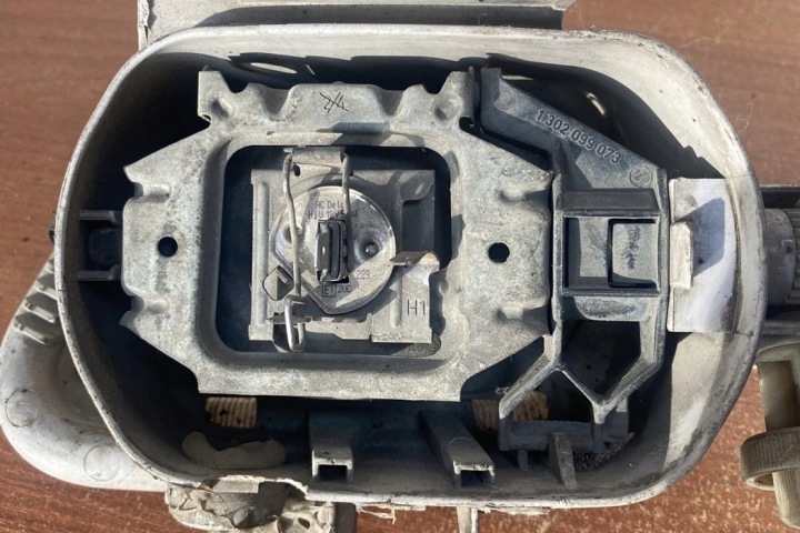 PHARES ANTIBROUILLARD DROIT AVANT AUDI 100 (5000) 1305233161 DIESEL 2001