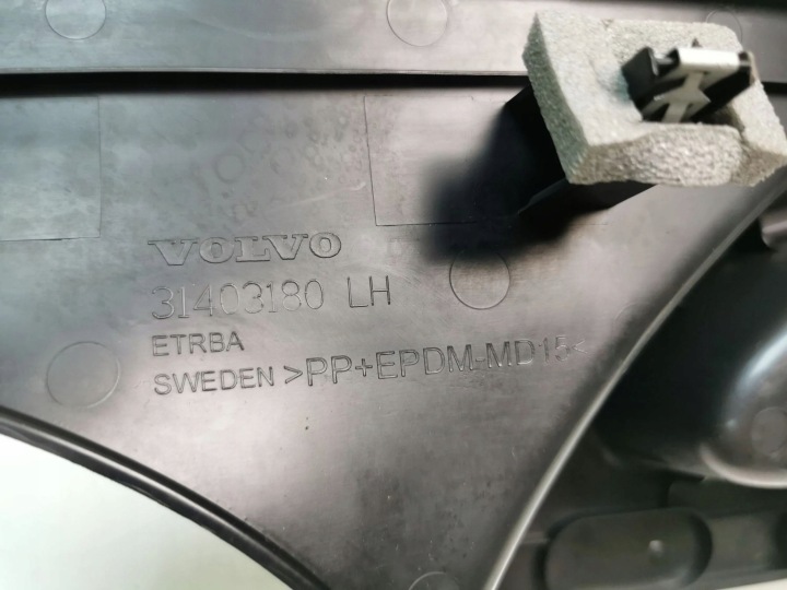 VOLVO V40 2013 GAUCHE CÔTÉ MOULURE SEUIL ARRIÈRE