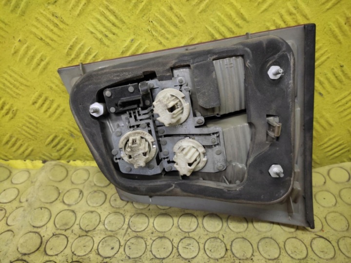 OPEL VECTRA C UNIVERSEL PHARE DROIT ARRIÈRE DANS COUVERCLE DE COFFRE 24469464