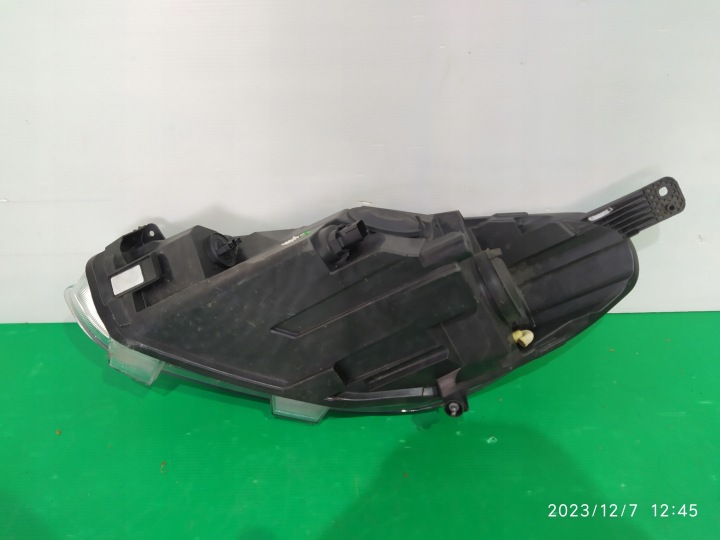 FORD FIESTA MK8 ORDINAIRE PHARE AVANT DROITE H1BB-13W029