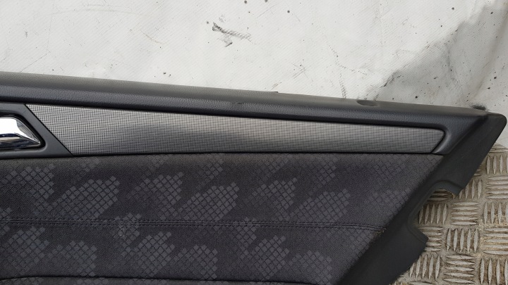 MERCEDES W203 COLLECTEUR GARNITURE DROIT ARRIÈRE