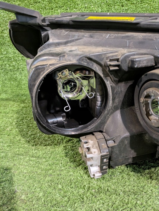 PROJECTEUR GAUCHE AVANT TOYOTA RAV4 IV 13- XÉNON LED NR.1355