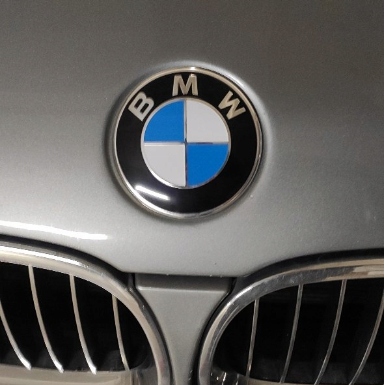 EMBLEMA INSIGNIA LOGOTIPO BMW AL TAPA DE MALETERO PARTE TRASERA 74MM 8132375 ALTO CALIDAD 