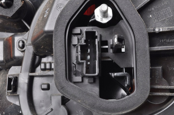 PEUGEOT 208 I LIFT PHARE GAUCHE ARRIÈRE GAUCHE ARRIÈRE 9825601280