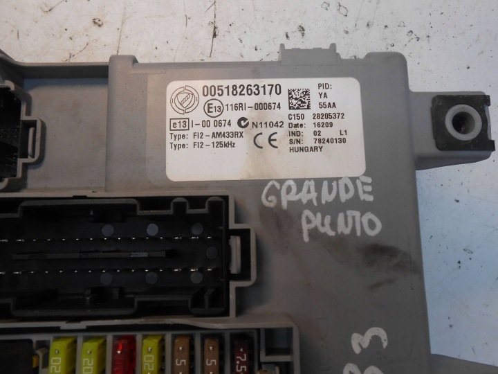 FIAT GRANDE PUNTO FUSIBLE MODULE BOÎTE BEZPECZNIKOW 00518263170