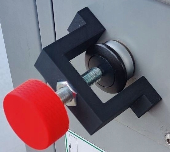 SUPPORT POIGNÉE VERS STATIONS-SERVICE LPG, MÉTALLIQUE KOMPONENTY AVEC MOCNYMI MAGNESAMI