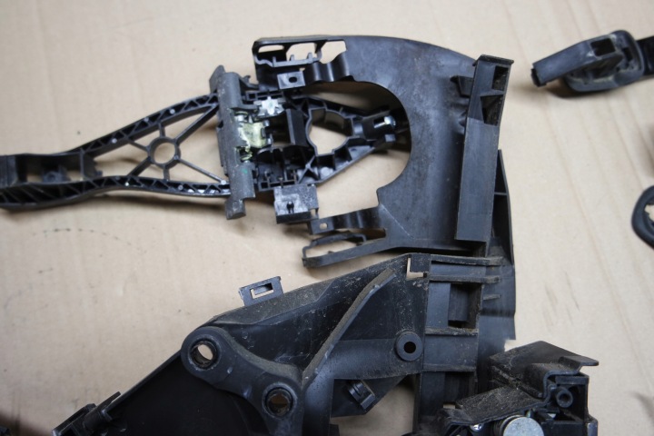 SERRURE DE PORTE DROIT AVANT POIGNÉE MÉCANISME VOLVO S40 V50 2008 R LIFT 30799303