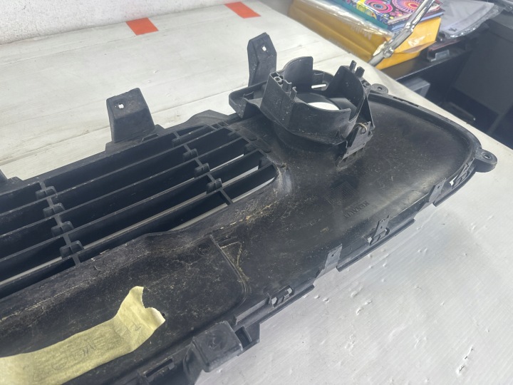 TWINGO III 14- GRILLE PARE-CHOCS CENTRALE 622542640R