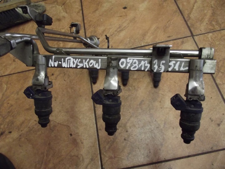 AUDI A6 C5 2.4B 98' SED MOULURE INJECTION INJECTEURS 078133551L