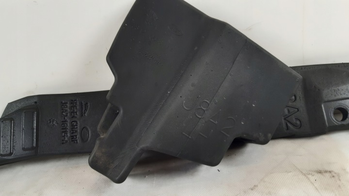RANGE ROVER VELAR L560 INSONORISATION GARDE-BOUE GAUCHE J8A2-16115-A