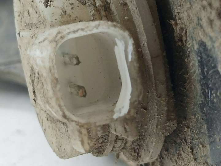 CHRYSLER VOYAGER 2001 RÉSERVOIR LIQUIDE VERS LAVE-GLACES VITRES AVANT