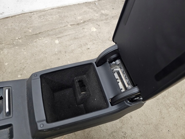 VOLKSWAGEN PASSAT B8 TUNNEL CENTRAL ACCOUDOIR CUIR 3G1863241C