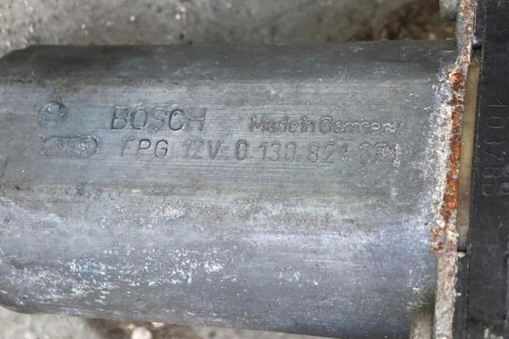 ÉLÉVATEUR VITRES DROITS AVANT PORTES AUDI 100 (5000) 0130821871 2001