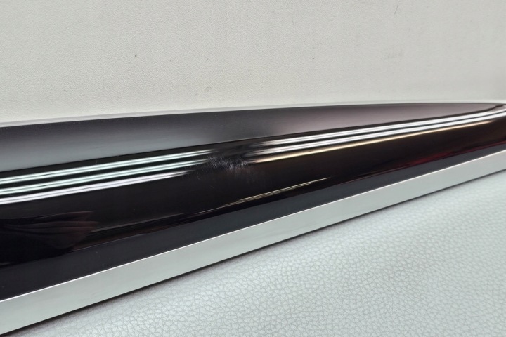 MOULURE DÉCORATIVE FLANC AVANT DROITS PORTES BMW IX3 (G08) 105897284