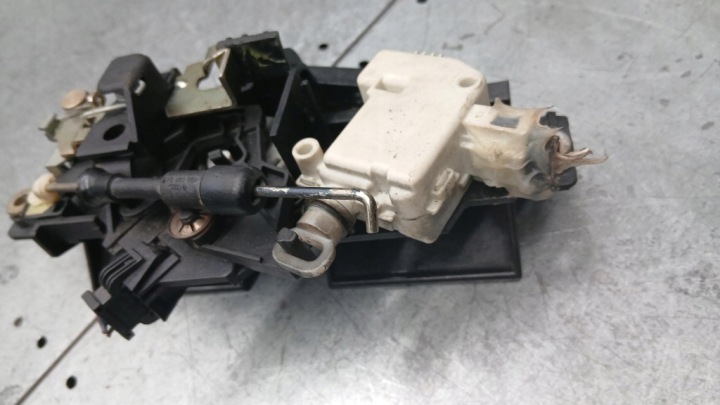 SERRURE COUVERCLES DE COFFRE AUDI A6 C5 4B0827565H