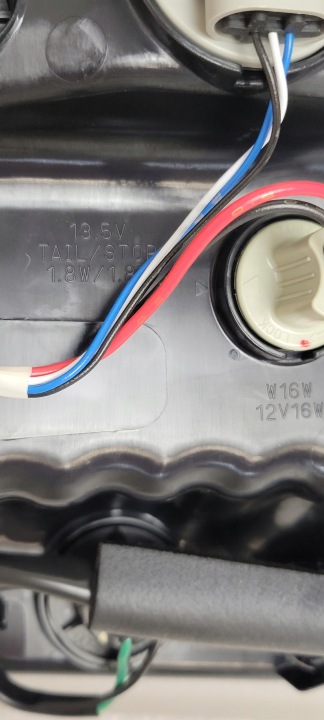 PHARE GAUCHE ARRIÈRE ARRIÈRE SUZUKI SWIFT MK9 VII 2024- STANLEY W7062 NEUF