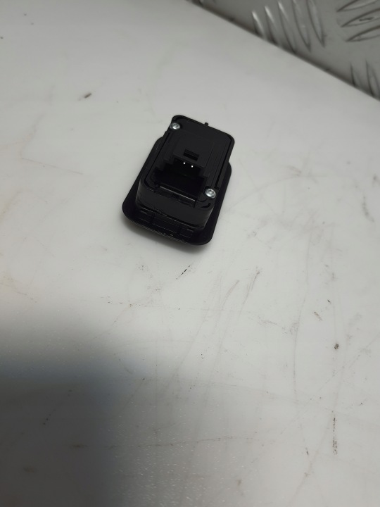 COMMUTATEUR BOUTON OUVERTURE COUVERCLES DE COFFRE MERCEDES W204 2048707051