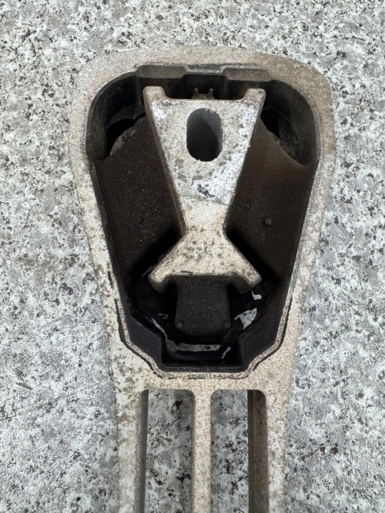 POIGNÉE COUSSIN MOTEUR VOLVO XC60 II 2017- 2.0 D4 31460677
