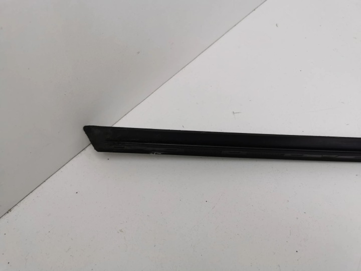 SKODA OCTAVIA MK4 2022 DROITE CÔTÉ MOULURE JOINT D'ÉTANCHÉITÉ VITRES PORTES AVANT