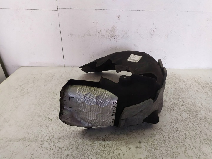 PASSAGE DE ROUE DROIT ARRIÈRE MERCEDES-BENZ C-KLASA W205 A2056900830