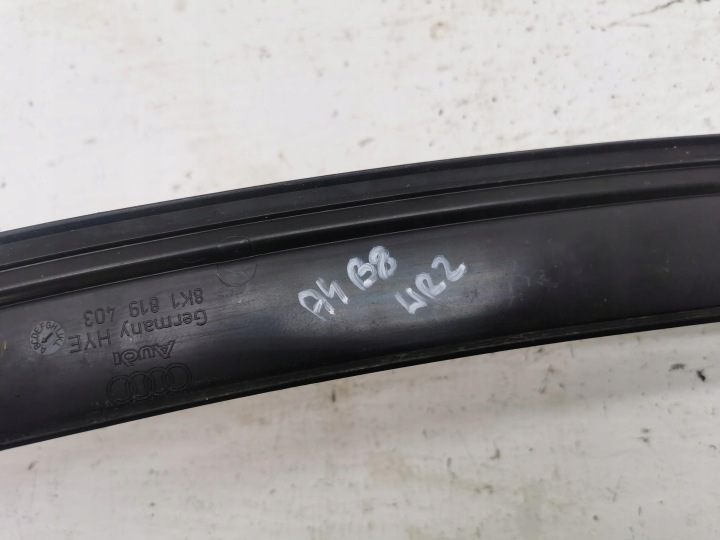 MOULURE PLASTIQUE SUPÉRIEURE AUDI A4 B8 8K1819403 07-15