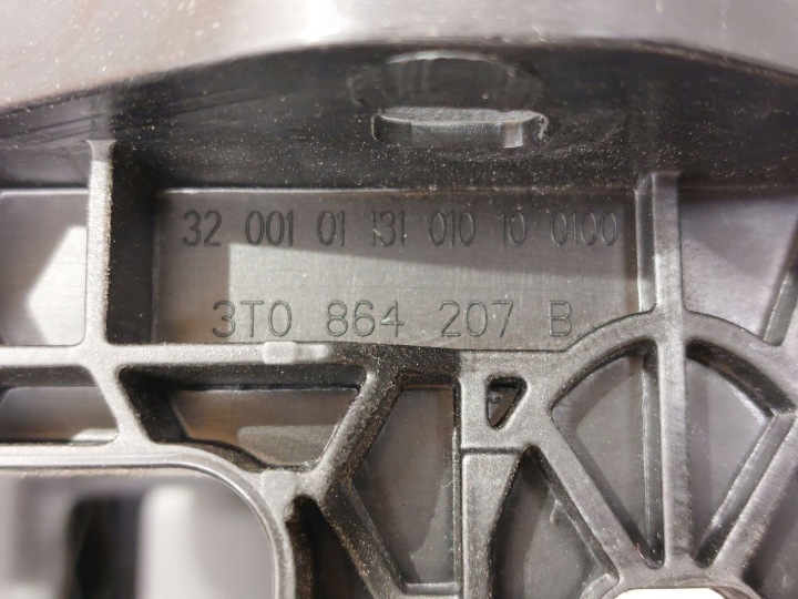 ACCOUDOIR CONSOLES SKODA OCTAVIA MK2 (1Z) 3T0864207B