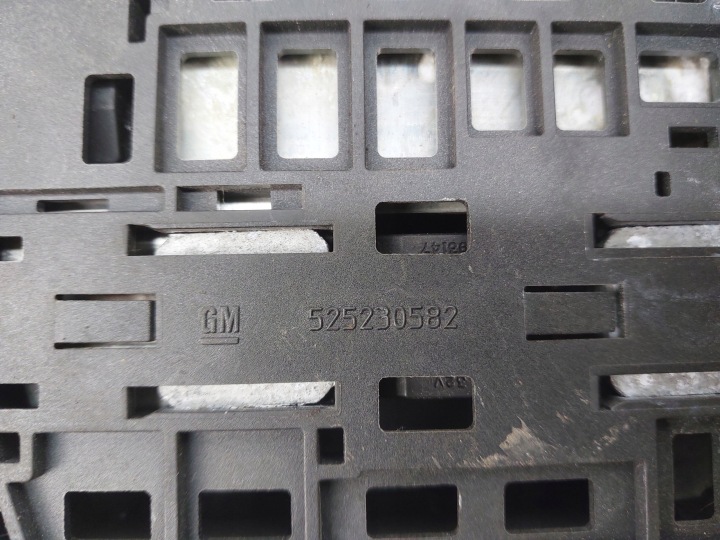 SERRE-CÂBLE POSITIVE FUSIBLES 13354391 525230582 OPEL MERIVA B 1.7 CDTI