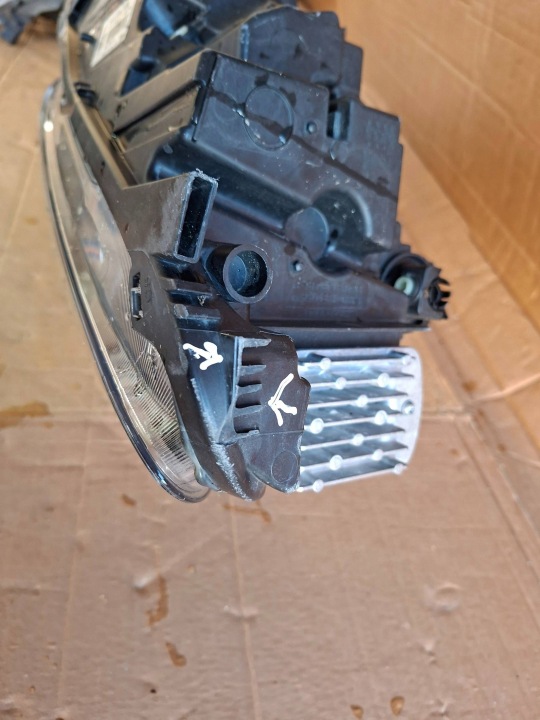 PROJECTEUR FORD KUGA III LV4B-13E017-AN