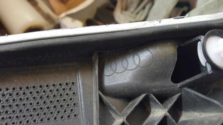 MOULURE GARDE-BOUE LE ARRIÈRE AUDI Q3 83A853817B DÉMONTAGE