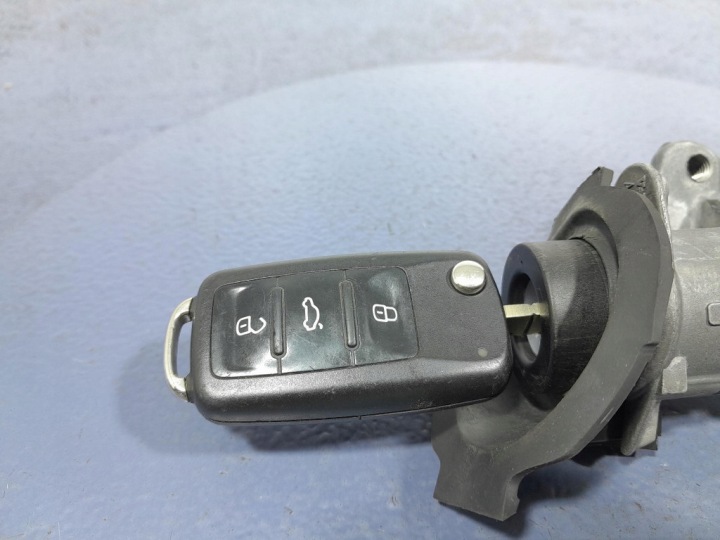 SKODA FABIA II LIFT CONTACTEUR D'ALLUMAGE CLÉ 6R0905851D 3T0837202Q