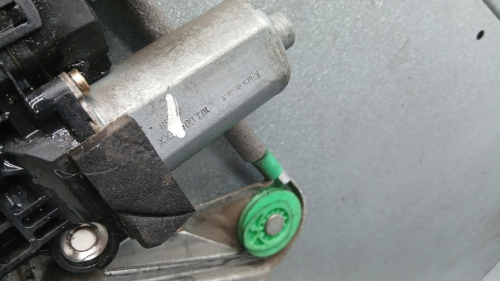 ÉLÉVATEUR DROIT AVANT FORD FIESTA MK1 1.8B 99R XS41 23200