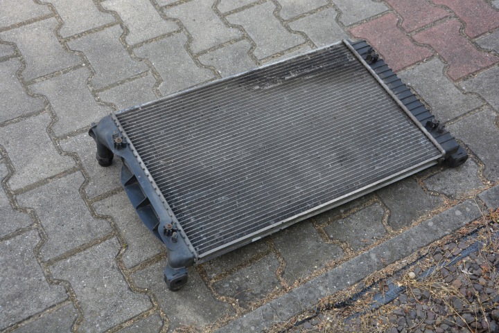 RADIATEUR EAU AUDI A4 B7 2.0 TDI 07R. AUTOMATE 8E0121251L