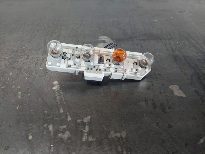 DOUILLE D'AMPOULE ARRIÈRE GAUCHE SKODA SUPERB B5 (3U) 3U5945257