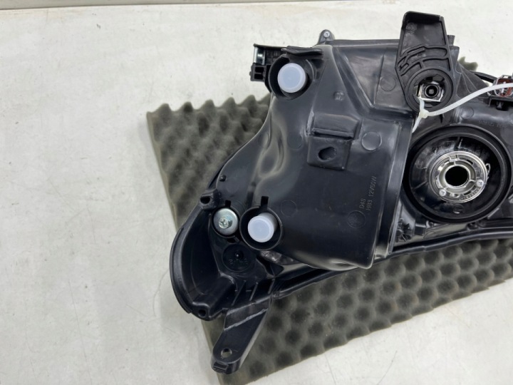 PHARE PROJECTEUR TOYOTA RAV4 IV 13-15R. AVANT RESTYLAGE DROITE AVANT LENTILLE EUROPE