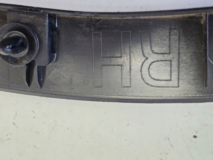 MOULURE SUR AILE DROIT AVANT DROITE TESLA MODÈLE Y 2019 1683860-00-A